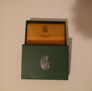 Elegante tarjetero con diseño geométrico