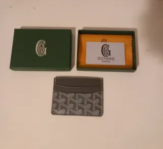 Elegante tarjetero con diseño geométrico