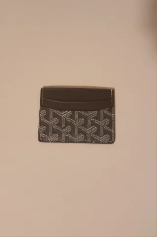 Elegante tarjetero con diseño geométrico