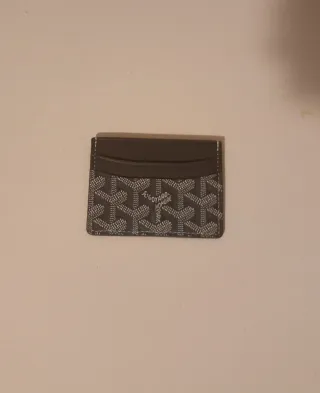 Elegante tarjetero con diseño geométrico