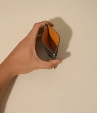 Elegante tarjetero con diseño geométrico