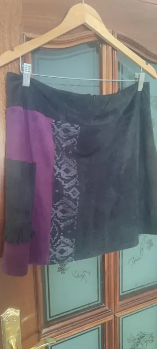 Falda morada y negra con detalles