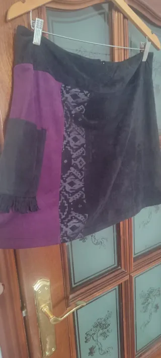 Falda morada y negra con detalles