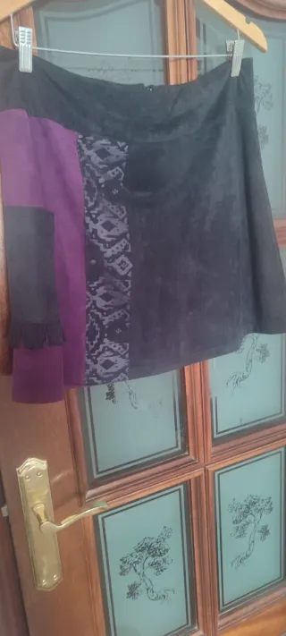 Falda morada y negra con detalles
