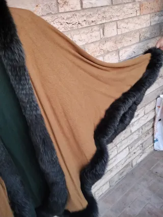 Mantella in puro cashmere e pelliccia volpe