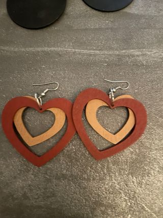 Orecchini in legno a forma di cuore e cerchio