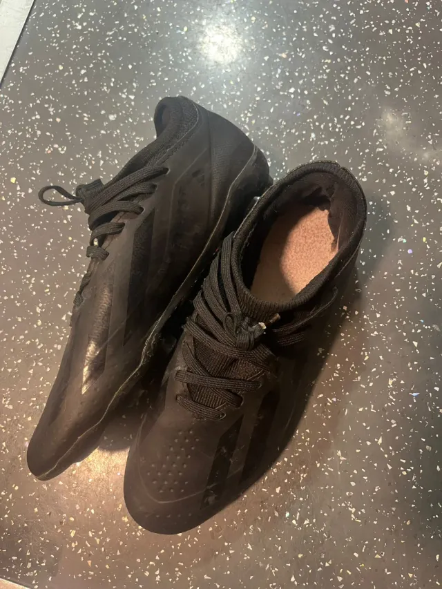 Botas de fútbol negras