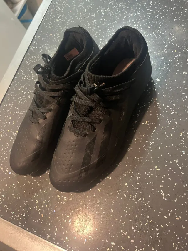 Botas de fútbol negras