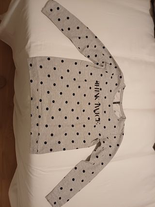 Sudadera gris lunares negros