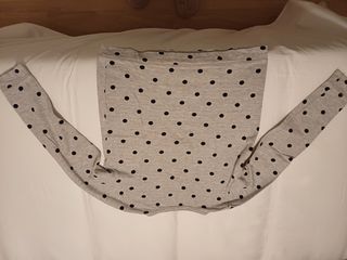 Sudadera gris lunares negros