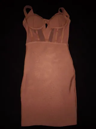 Vestido Bondage Rosa, muy ajustado y sexy.