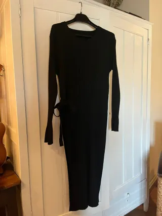 Jersey color negro .largo abertura al lado