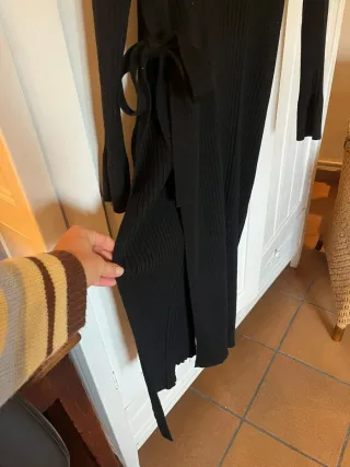 Jersey color negro .largo abertura al lado