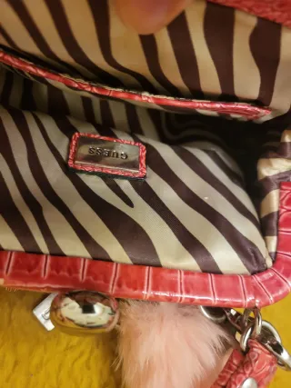Bolso Guess rosa con adornos