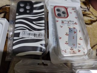 Caja vacía iPhone 15 Pro Max y 4 fundas