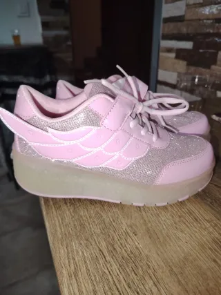 Deportivos con patín rosa y plateado