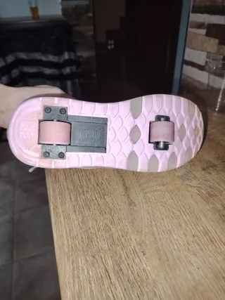 Deportivos con patín rosa y plateado
