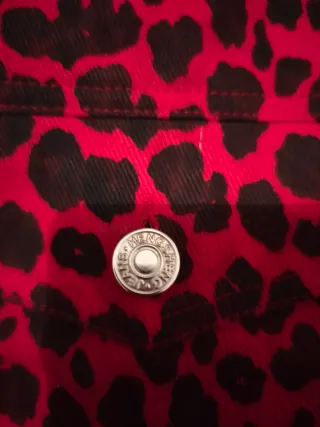 Chaqueta vaquera leopardo roja