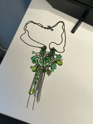 Collar verde con colgante de flores y piedras