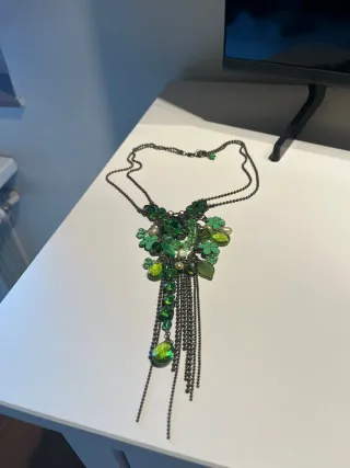 Collar verde con colgante de flores y piedras