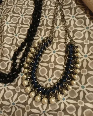 Collar de cadena con perlas y tela azul