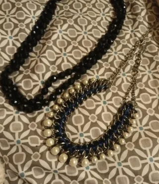 Collar de cadena con perlas y tela azul