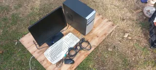 Ordenador de sobremesa negro y plateado