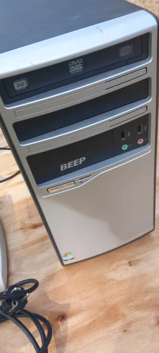 Ordenador de sobremesa negro y plateado