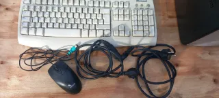 Ordenador de sobremesa negro y plateado