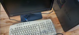 Ordenador de sobremesa negro y plateado