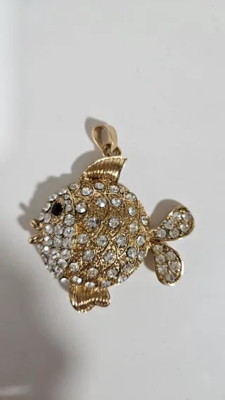 Colgantes de pez con diamantes