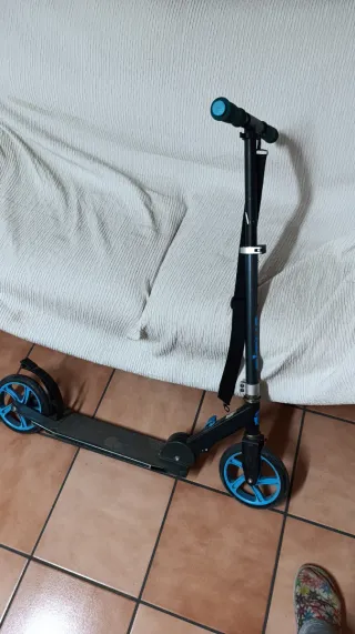 Patinete infantil azul y negro