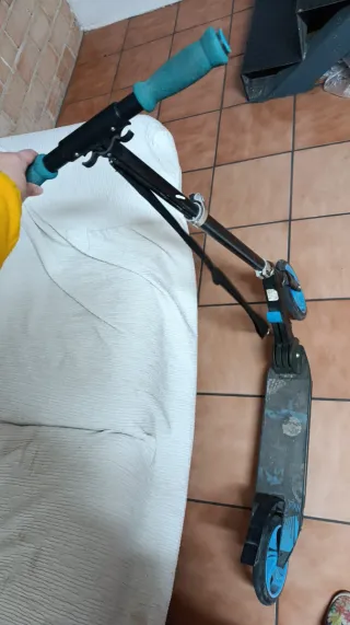 Patinete infantil azul y negro