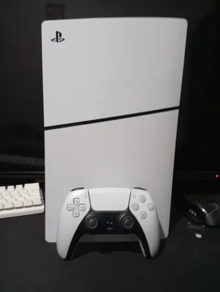 PlayStation 5 nueva con un mando únicamente suena