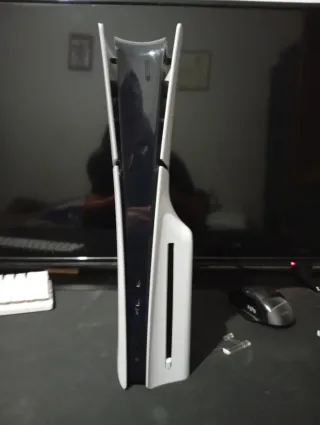 PlayStation 5 nueva con un mando únicamente suena