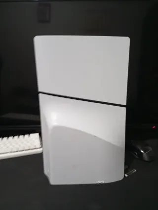 PlayStation 5 nueva con un mando únicamente suena