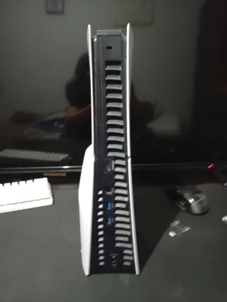 PlayStation 5 nueva con un mando únicamente suena