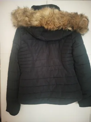 Abrigo negro con capucha y pelo