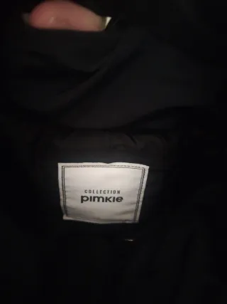 Abrigo negro con capucha y pelo