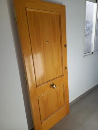 Puerta de entrada madera