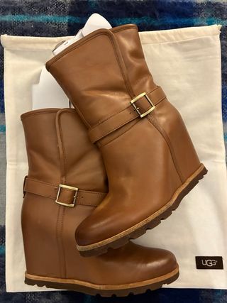 Botas UGG Marrones Cuña Hebilla