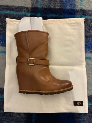 Botas UGG Marrones Cuña Hebilla