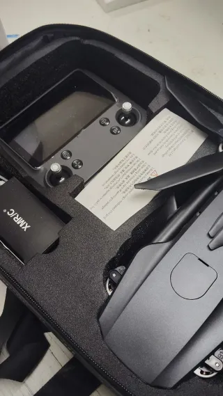 Dron con pantalla y enganche para carga