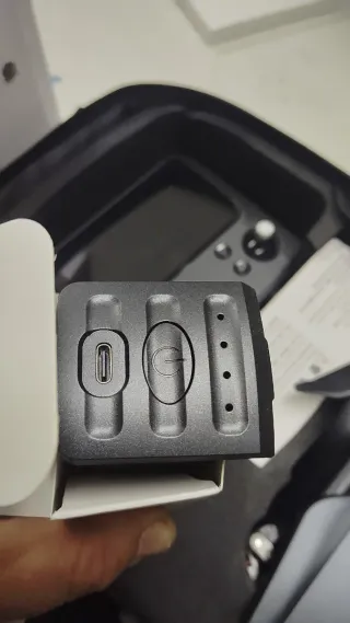 Dron con pantalla y enganche para carga