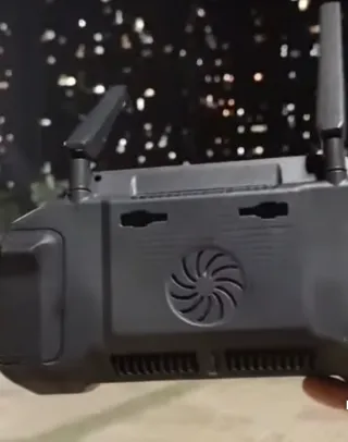 Dron con pantalla y enganche para carga