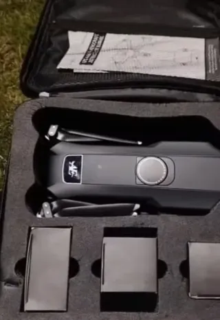 Dron con pantalla y enganche para carga