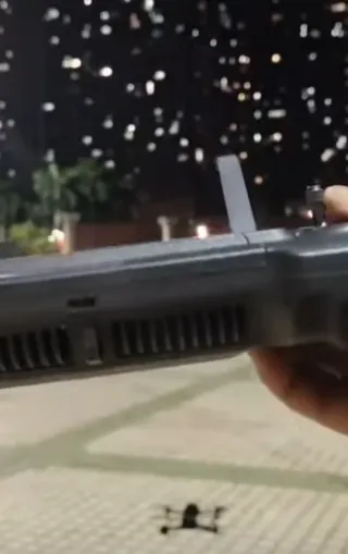 Dron con pantalla y enganche para carga