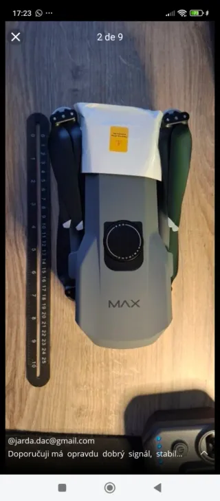 Dron con pantalla y enganche para carga