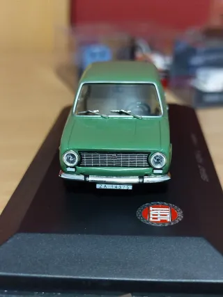 Coche SEAT 124 L escala 1:43