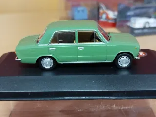 Coche SEAT 124 L escala 1:43